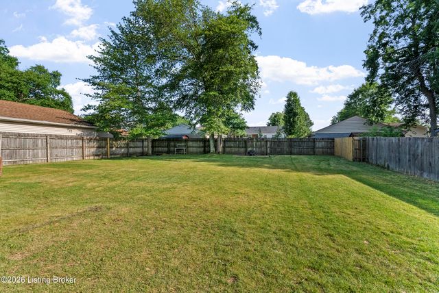 8404 Silver Fox Rd, Louisville, KY 40291