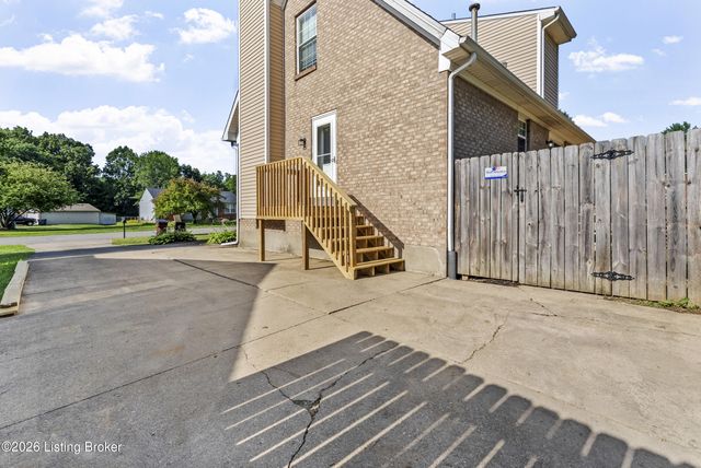 8404 Silver Fox Rd, Louisville, KY 40291