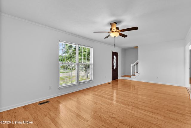 8404 Silver Fox Rd, Louisville, KY 40291