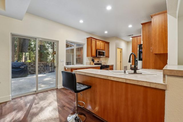 2090 Bourbon St, Pollock Pines, CA 95726