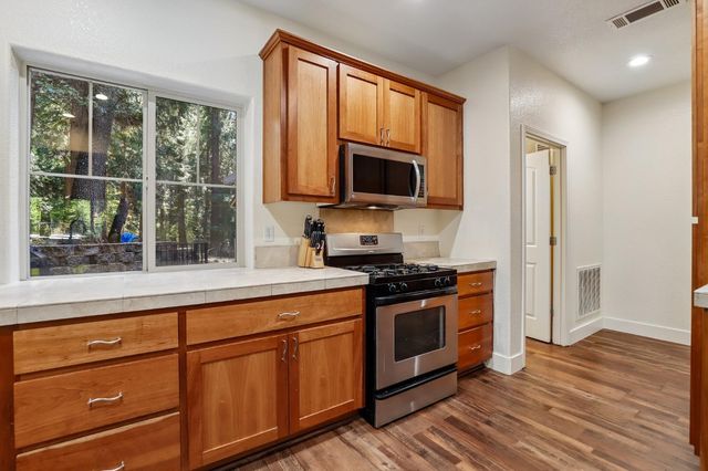2090 Bourbon St, Pollock Pines, CA 95726