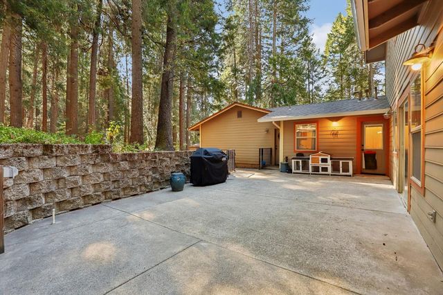 2090 Bourbon St, Pollock Pines, CA 95726