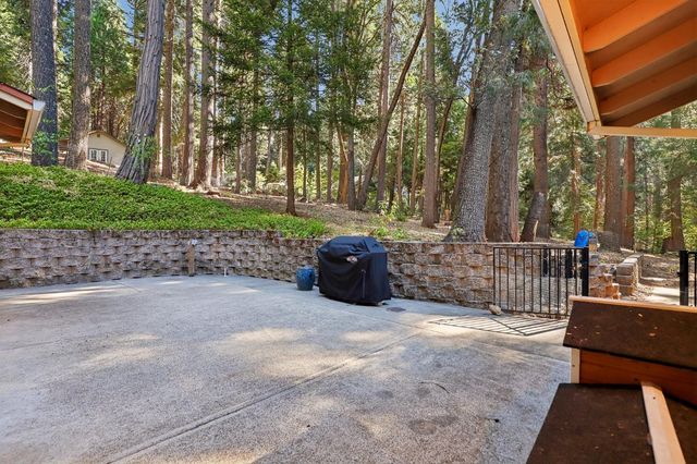 2090 Bourbon St, Pollock Pines, CA 95726