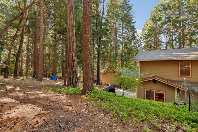2090 Bourbon St, Pollock Pines, CA 95726