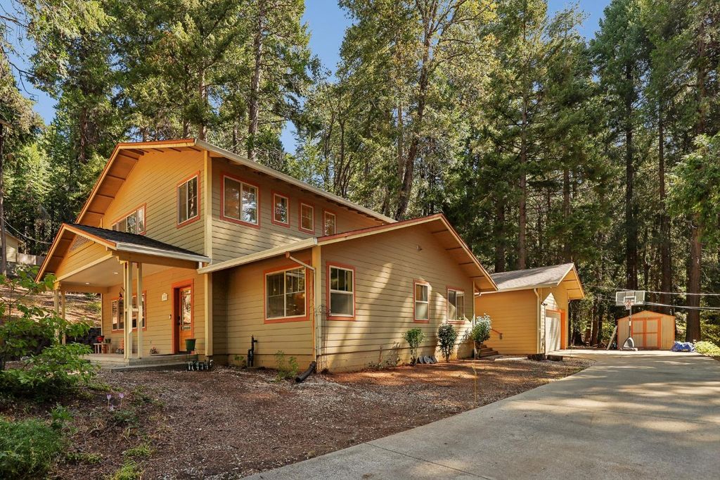 2090 Bourbon St, Pollock Pines, CA 95726