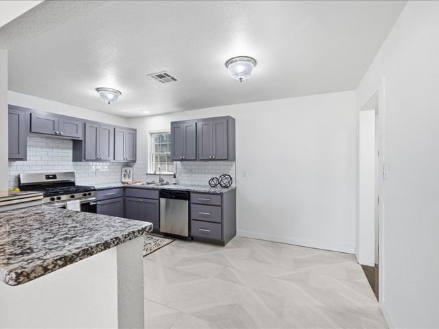 102 W 43rd Street S, Sand Springs, OK 74063