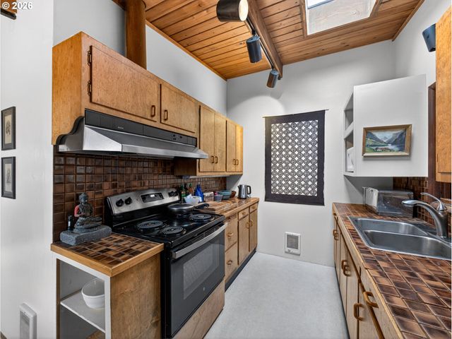 4833 Sw BUDDINGTON St, Portland, OR 97219