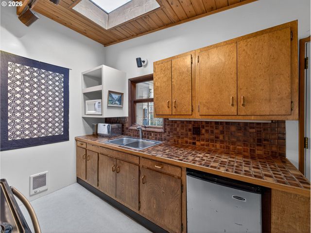 4833 Sw BUDDINGTON St, Portland, OR 97219