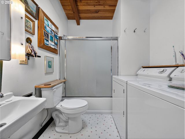 4833 Sw BUDDINGTON St, Portland, OR 97219