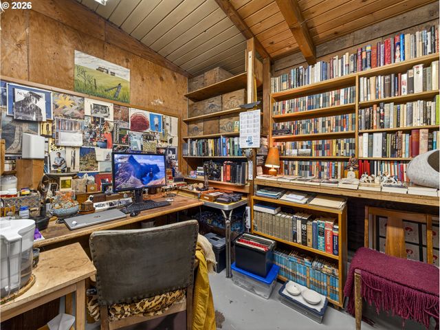 4833 Sw BUDDINGTON St, Portland, OR 97219