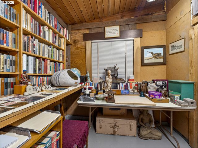 4833 Sw BUDDINGTON St, Portland, OR 97219