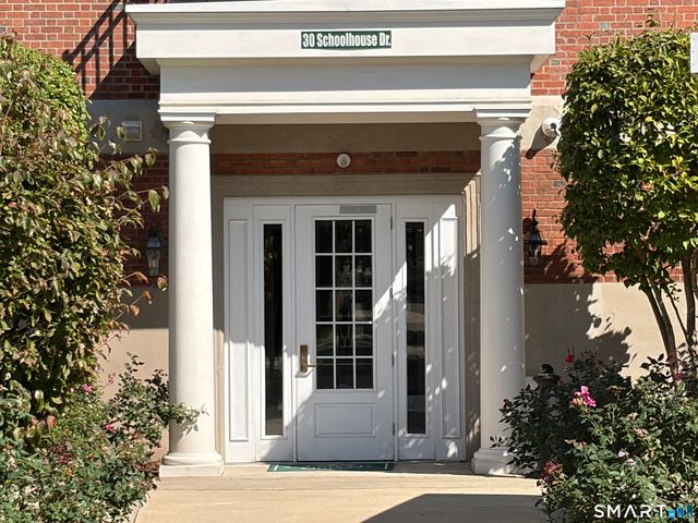 30 Schoolhouse Drive 302, West Hartford, CT 06110