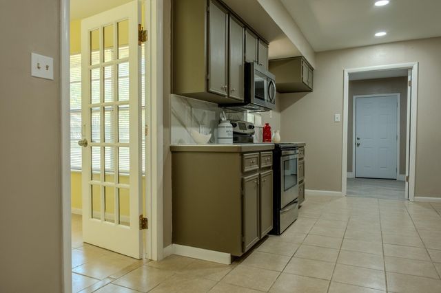 210 LOESCH DR, Elgin, TX 78621