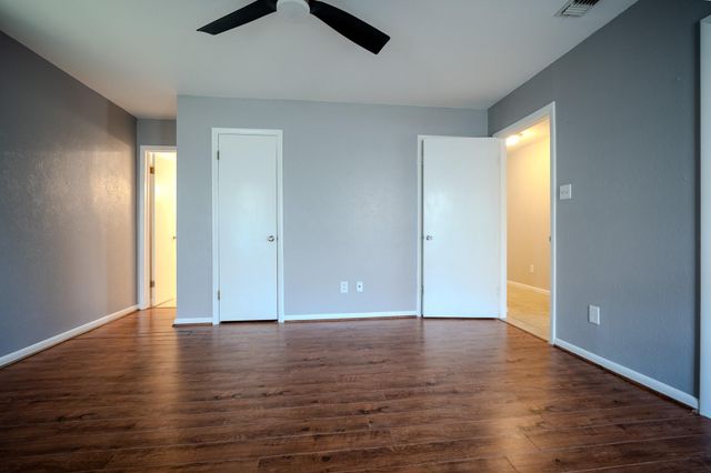 210 LOESCH DR, Elgin, TX 78621