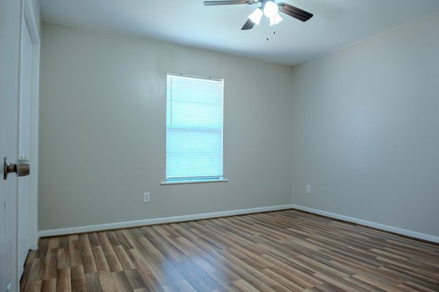 210 LOESCH DR, Elgin, TX 78621