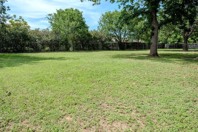 210 LOESCH DR, Elgin, TX 78621