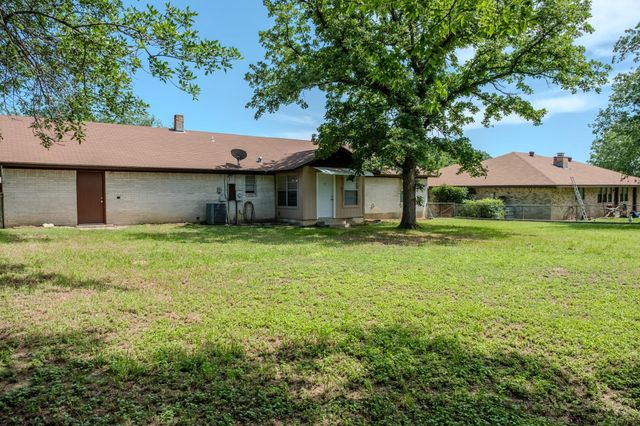 210 LOESCH DR, Elgin, TX 78621
