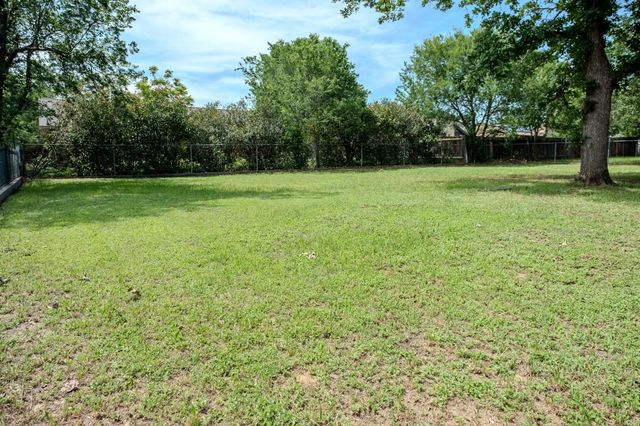 210 LOESCH DR, Elgin, TX 78621