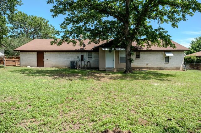 210 LOESCH DR, Elgin, TX 78621