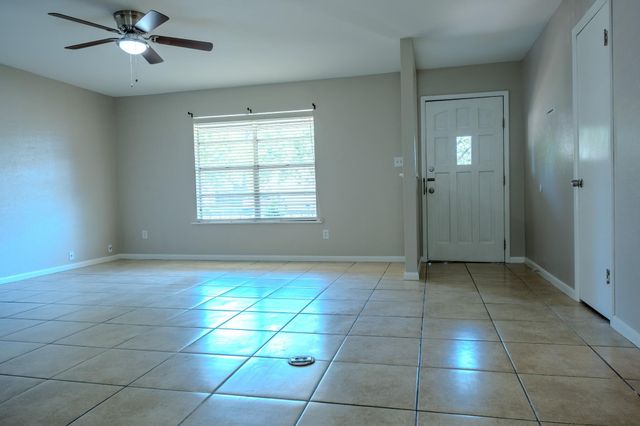 210 LOESCH DR, Elgin, TX 78621