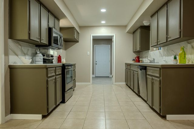 210 LOESCH DR, Elgin, TX 78621