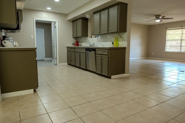 210 LOESCH DR, Elgin, TX 78621