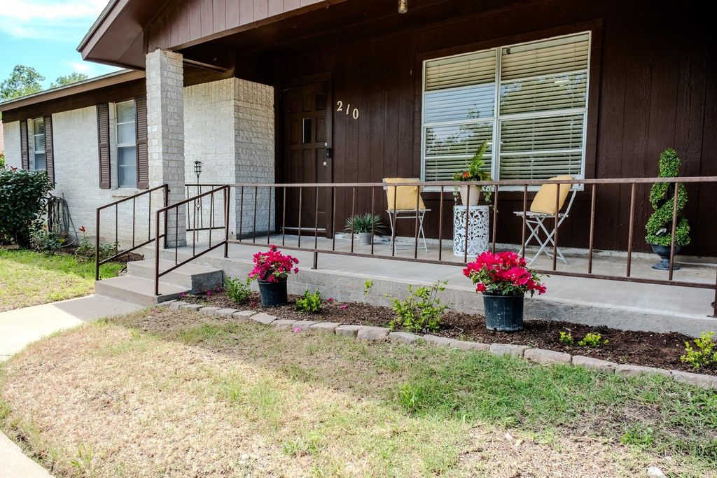 210 LOESCH DR, Elgin, TX 78621