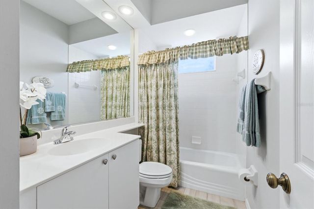 8025 HAMPTON COURT, University Park, FL 34201