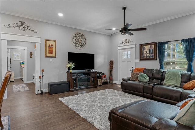 393 E Pennsylvania Avenue, Van, TX 75790