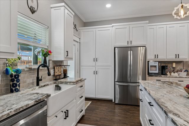 393 E Pennsylvania Avenue, Van, TX 75790