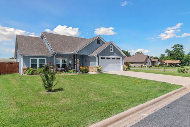 393 E Pennsylvania Avenue, Van, TX 75790