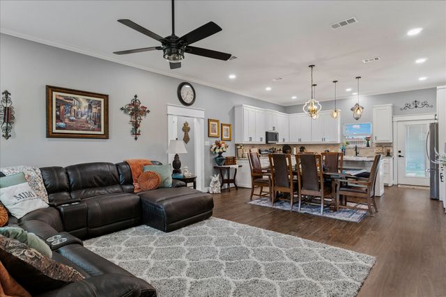 393 E Pennsylvania Avenue, Van, TX 75790