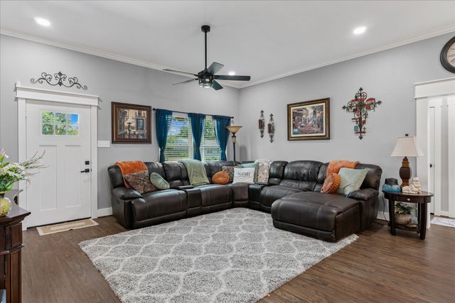 393 E Pennsylvania Avenue, Van, TX 75790