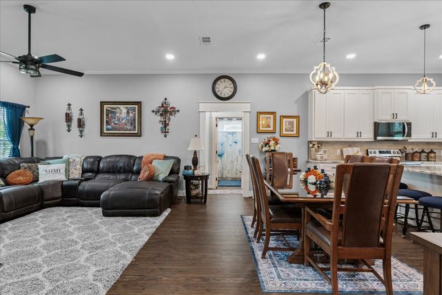 393 E Pennsylvania Avenue, Van, TX 75790