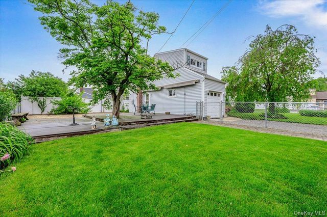 18 Kelly Place, Deer Park, NY 11729