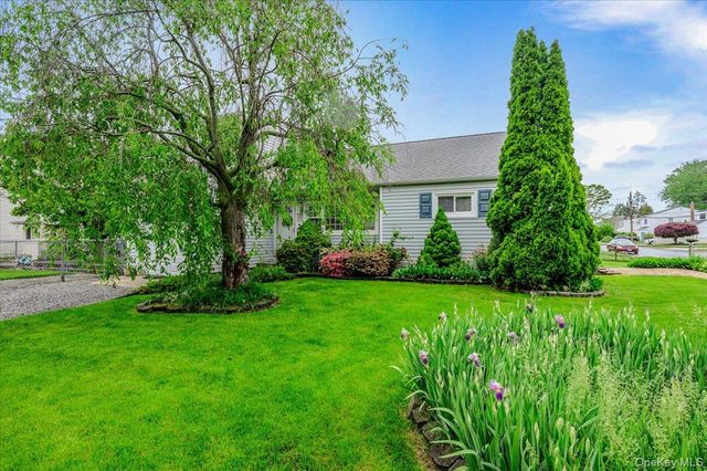 18 Kelly Place, Deer Park, NY 11729
