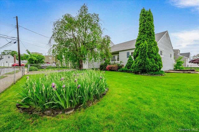 18 Kelly Place, Deer Park, NY 11729