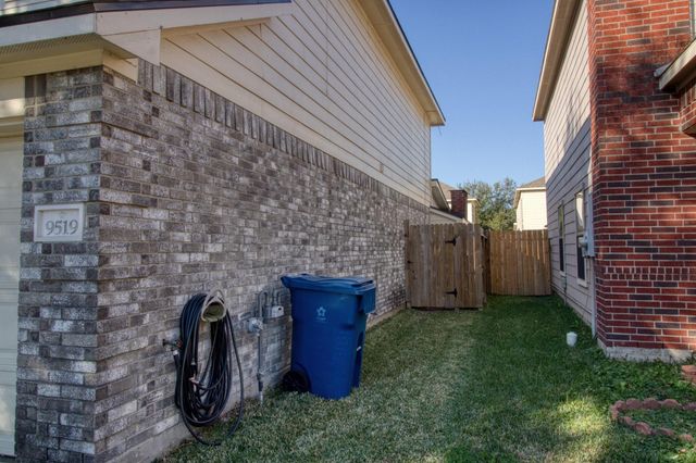 9519 Garrett Pine Lane, Houston, TX 77044