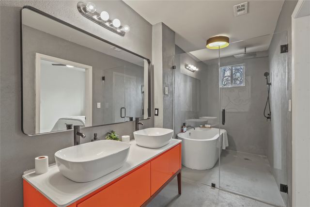 836 W 8th Street, Dallas, TX 75208