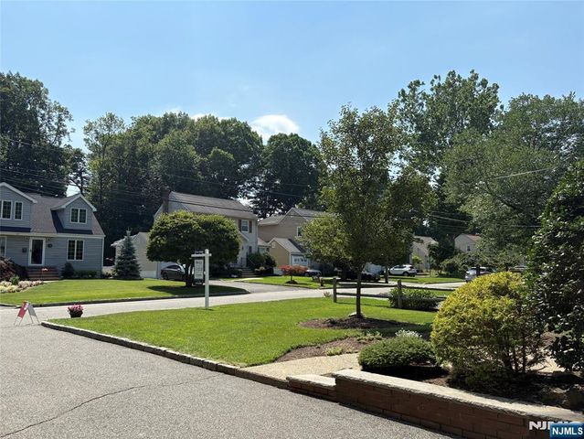 33 Longacre Drive, Livingston, NJ 07039