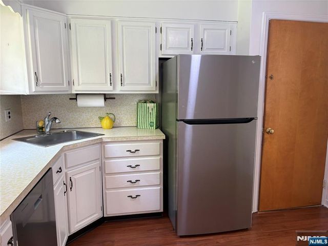 33 Longacre Drive, Livingston, NJ 07039