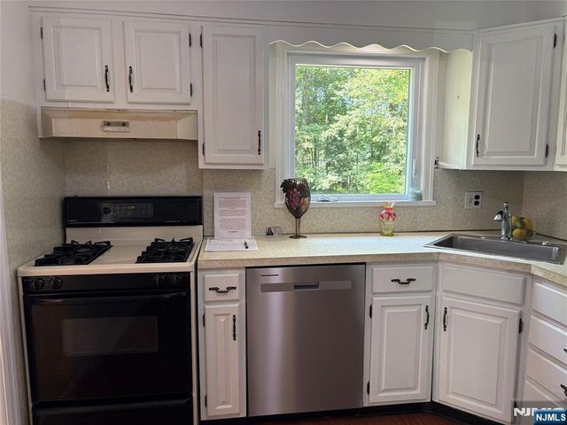 33 Longacre Drive, Livingston, NJ 07039