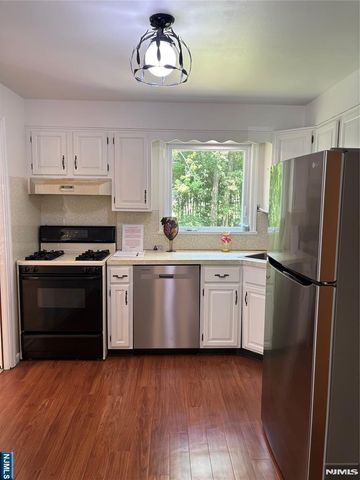 33 Longacre Drive, Livingston, NJ 07039
