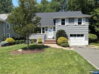 33 Longacre Drive, Livingston, NJ 07039