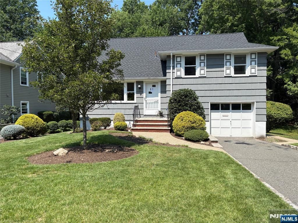 33 Longacre Drive, Livingston, NJ 07039