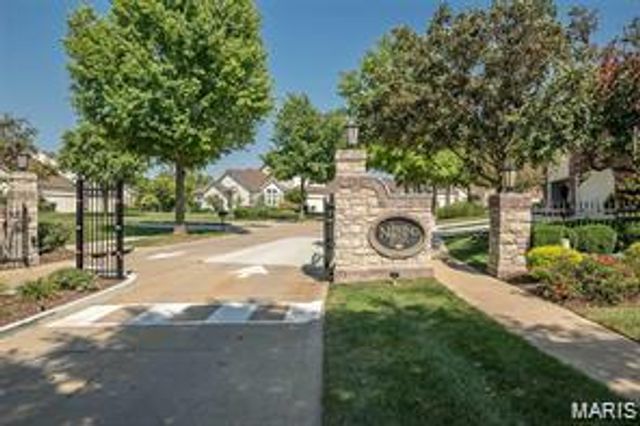 14736 Thornbird Manor Parkway, Chesterfield, MO 63017