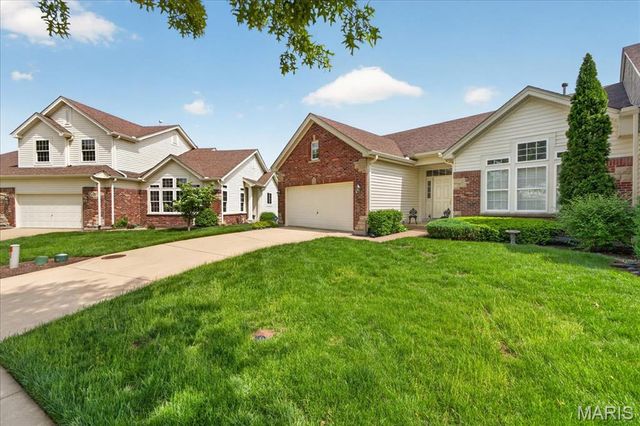 14736 Thornbird Manor Parkway, Chesterfield, MO 63017