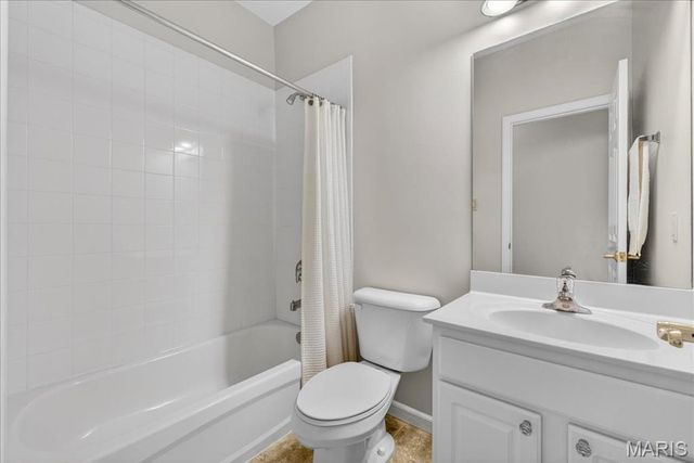 14736 Thornbird Manor Parkway, Chesterfield, MO 63017