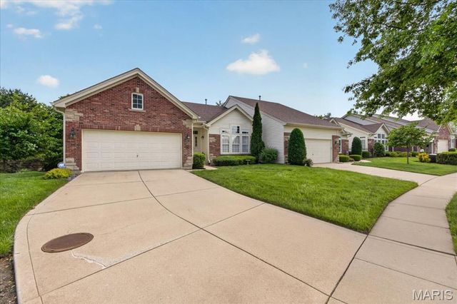 14736 Thornbird Manor Parkway, Chesterfield, MO 63017