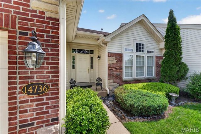 14736 Thornbird Manor Parkway, Chesterfield, MO 63017